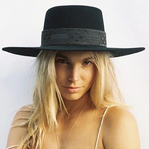 The Sierra hat: Lack of Color